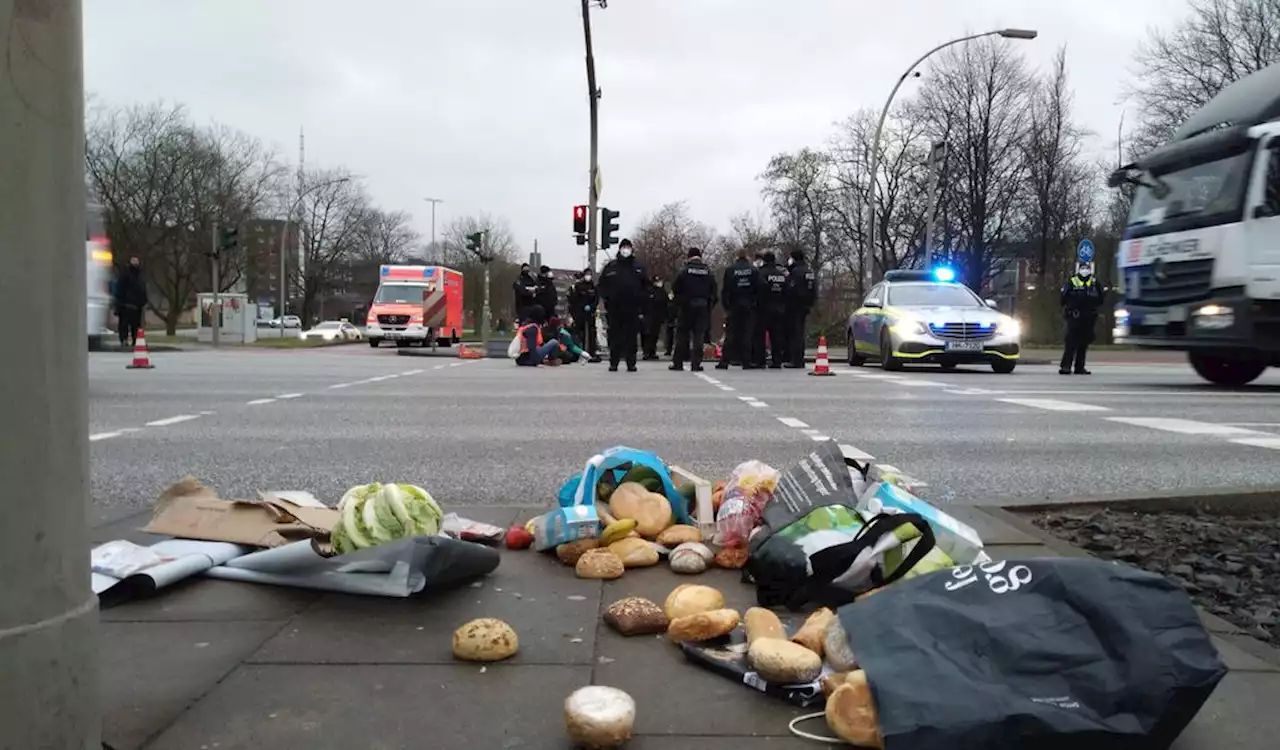 Mit Lebensmitteln Verkehr blockiert: Letzte Generation-Aktivist vor Gericht