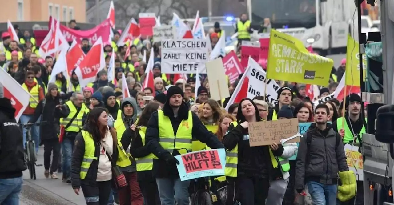 Streik: Medbo-Mitarbeiter ziehen durch Regensburg – auch Verkehr ist betroffen