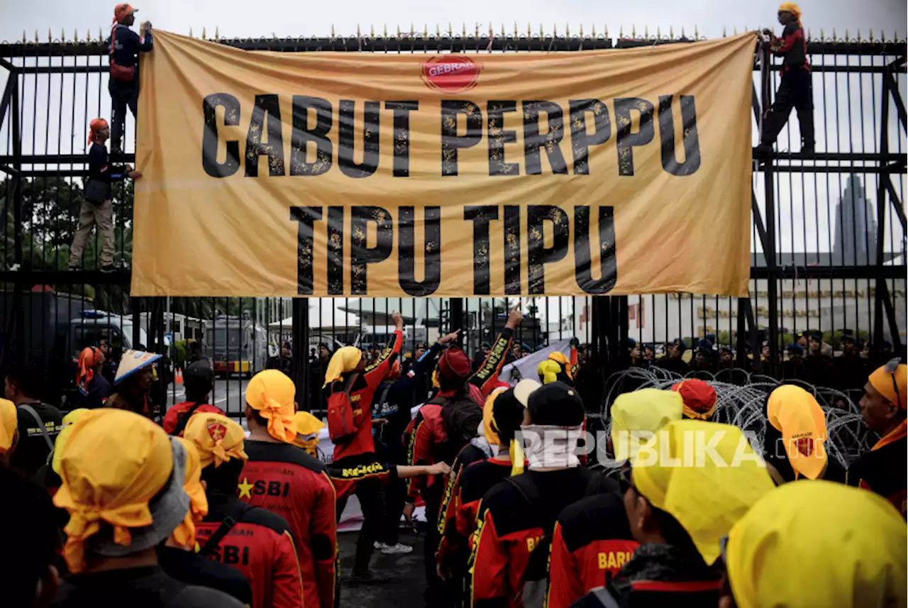 Aksi Massa Penolakan Perppu Cipta Kerja |Republika Online