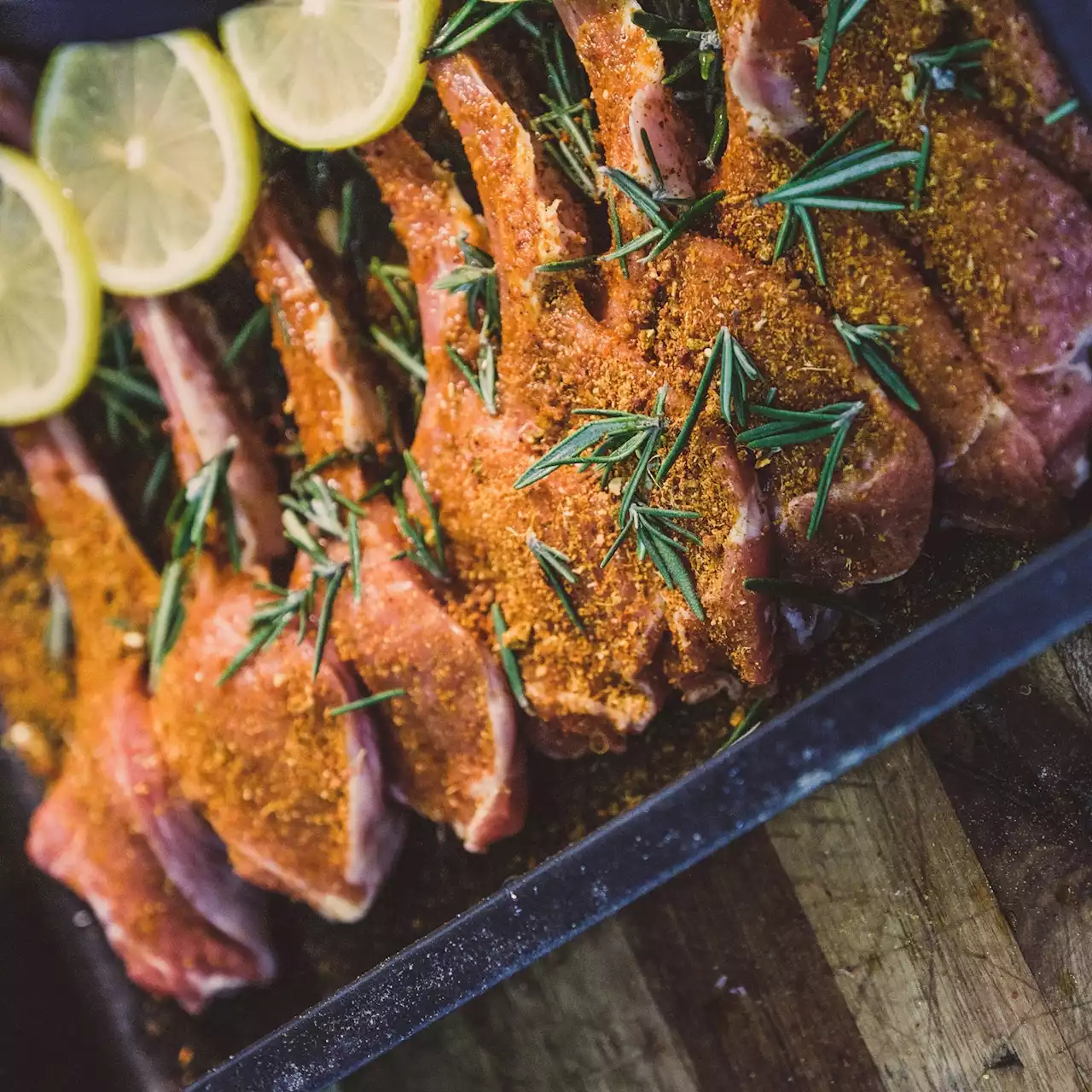 Cyril Lignac partage sa recette savoureuse de côtelettes d'agneau sauce chimichurri