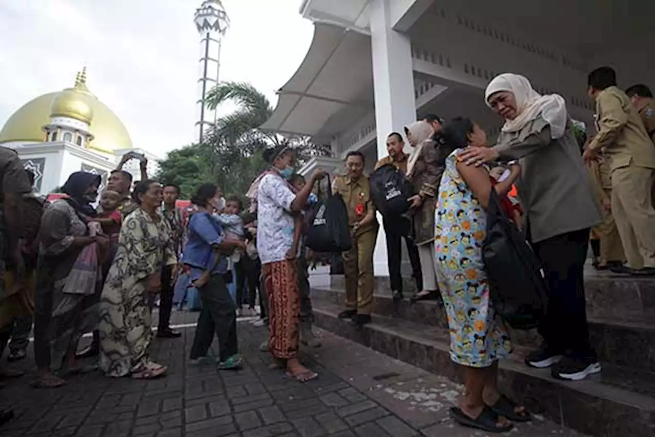 Sambut Ramadan, Gubernur Khofifah Bagikan Ratusan Paket Sembako ke Warga