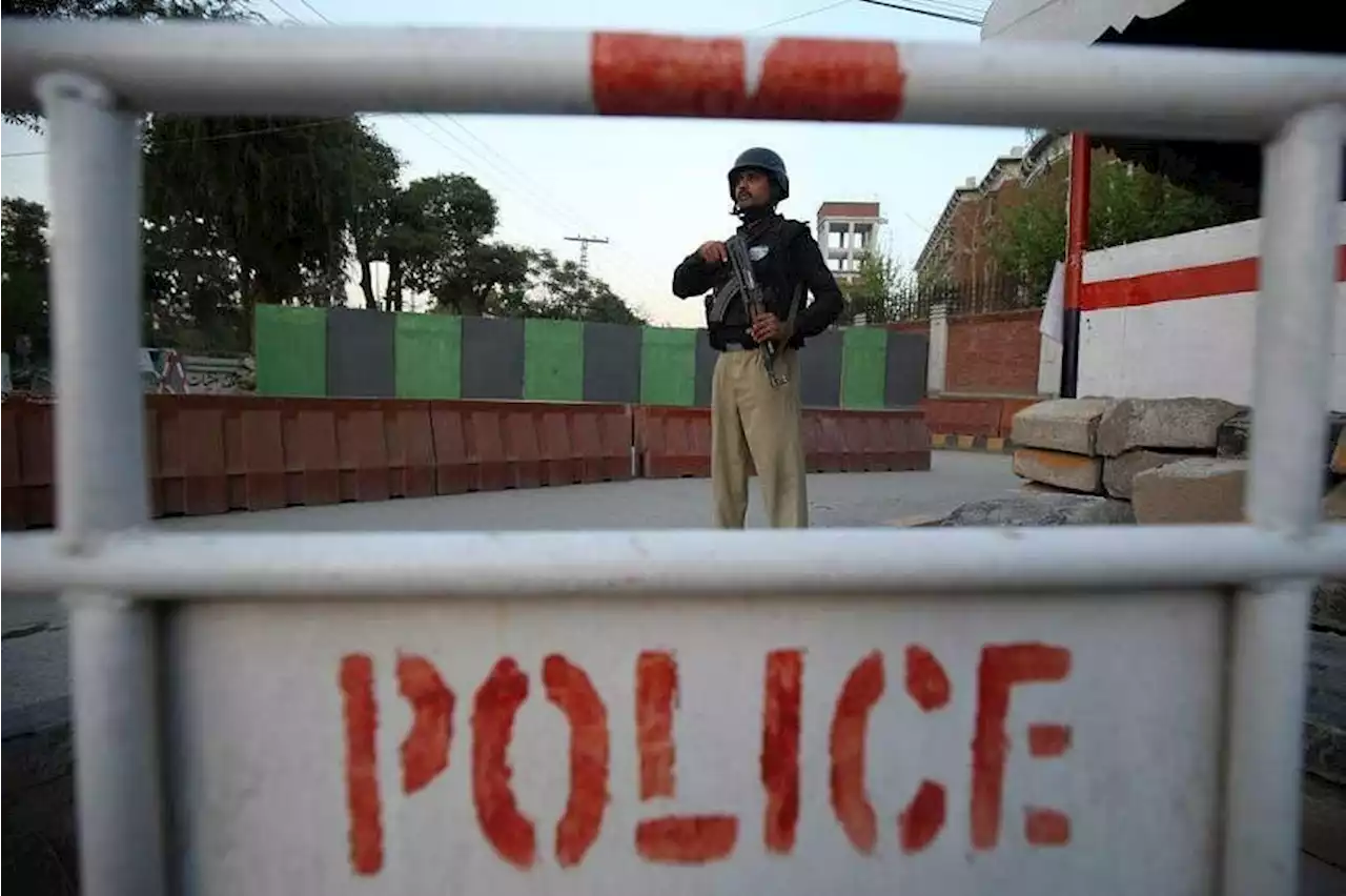 Pakistan Taliban kill policemen guarding census team