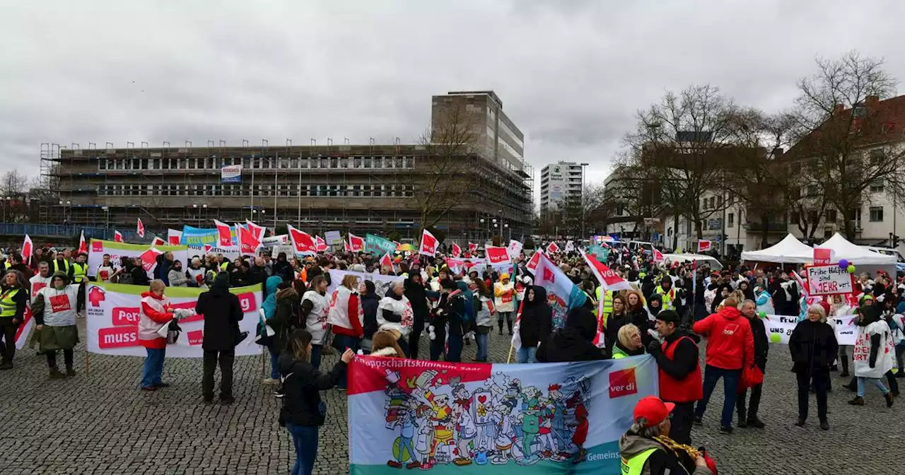 Über 1000 folgen Verdi-Aufruf: Beschäftigte von Kitas und Kliniken demonstrieren in Saarbrücken (mit Fotos)