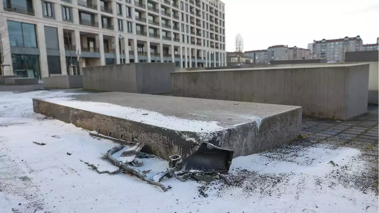 Flucht vor Polizei: Auto fährt mit großer Wucht in Berliner Holocaust-Mahnmal