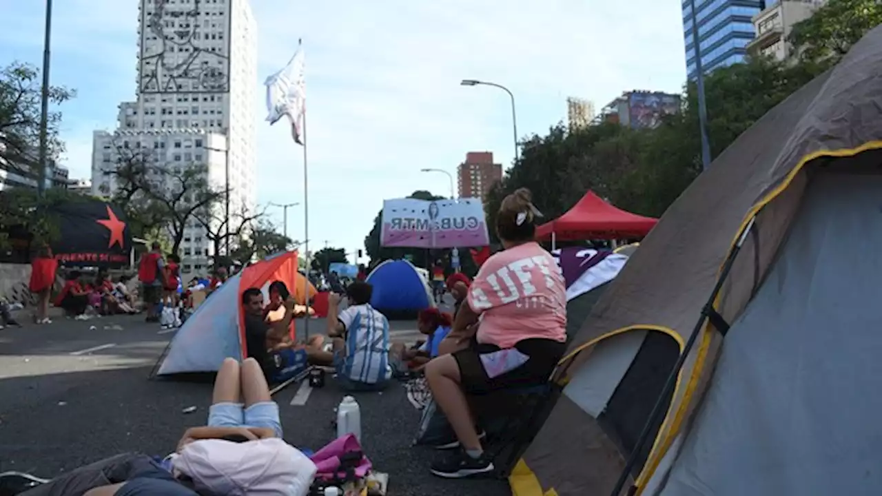 Sigue el acampe piquetero en la avenida 9 de Julio: 'Por tiempo indeterminado'