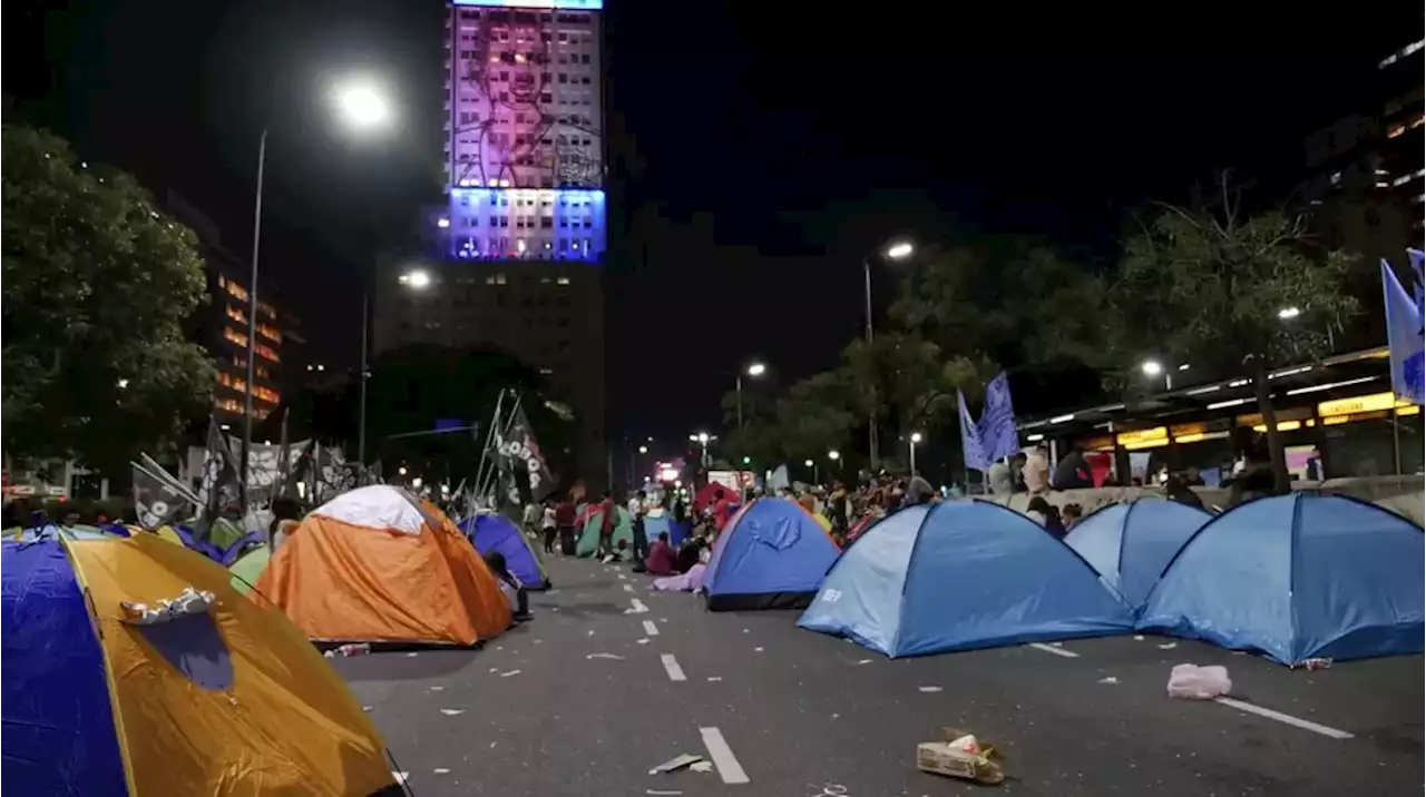 Piqueteros acampan en la 9 de Julio y se mantendrán ahí hasta el miércoles