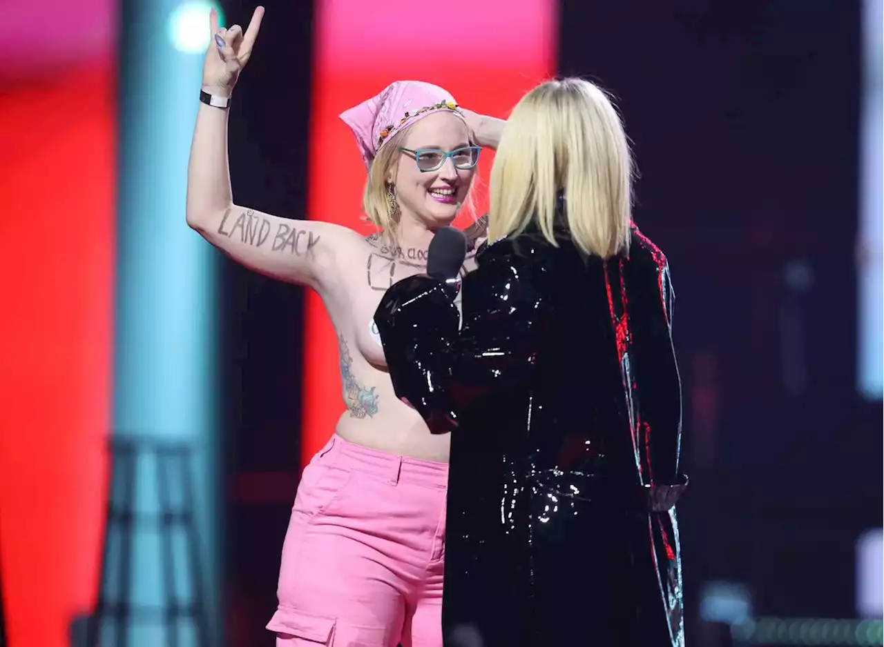 Juno Awards recap: Topless protestor crashes Avril Lavigne’s set; The Weeknd wins album of the year; Nickleback enters Hall of Fame