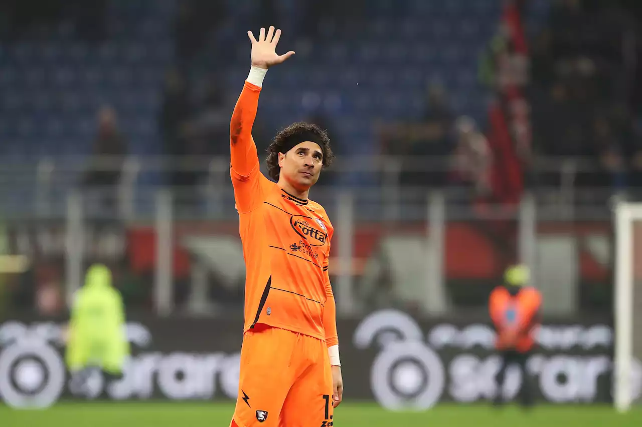 Memo Ochoa se luce con regalazo a unos fans en San Siro