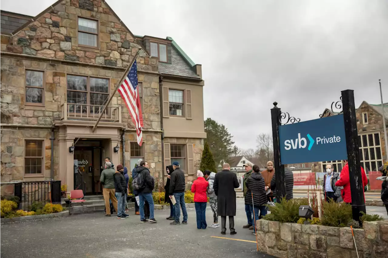 In mad dash, Mass. customers pull money out of failed Silicon Valley Bank