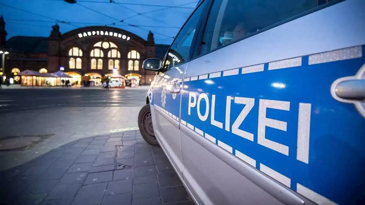 polizei nimmt vier junge männer im bremer hauptbahnhof fest