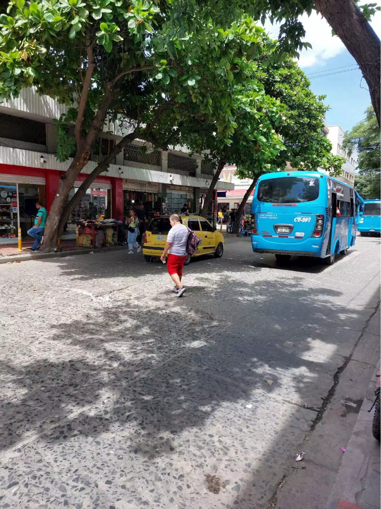 Distrito socializa con vendedores de Carrera 5ta programa de créditos