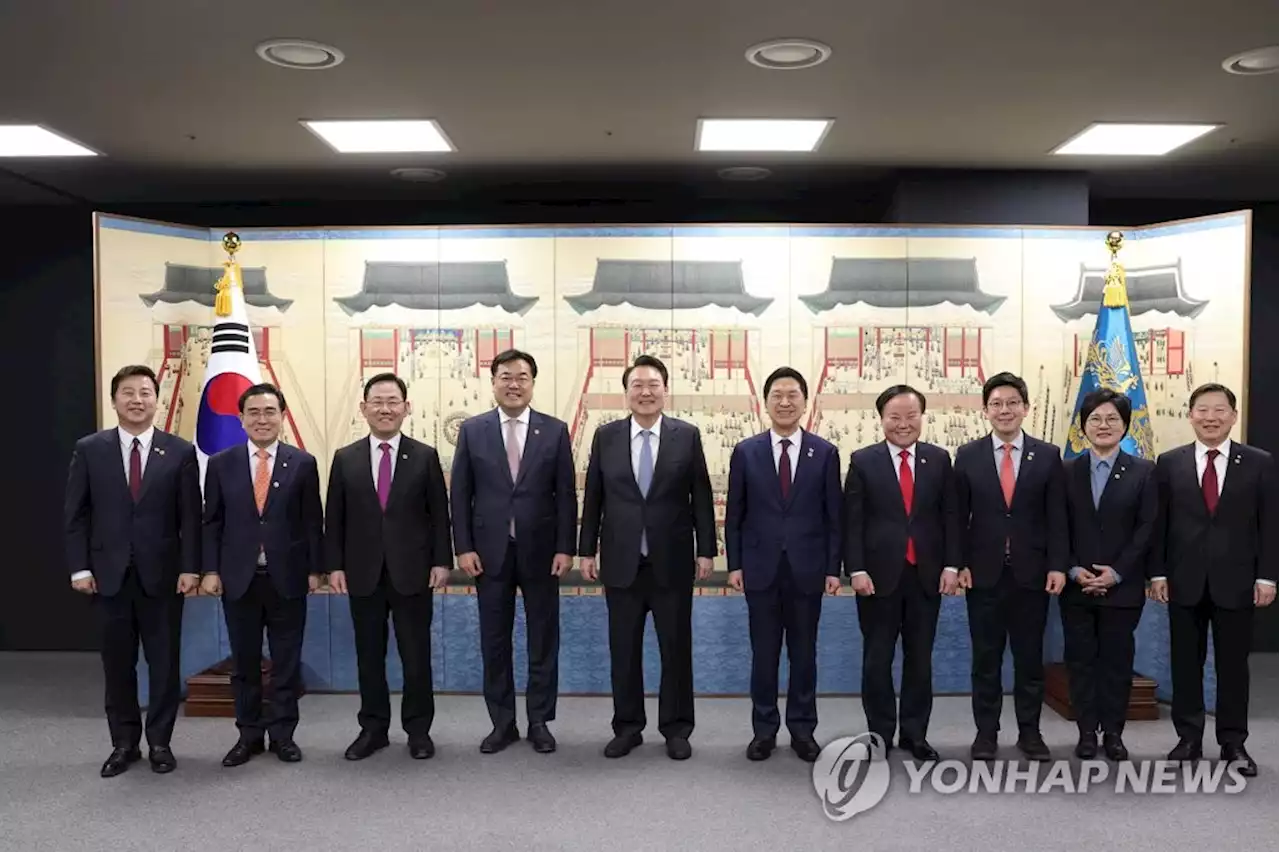 與지도부 만찬서 '尹레시피' 요리…尹, 취식법 선보이기도 | 연합뉴스