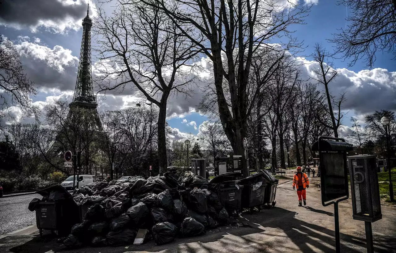 En images : La grève des éboueurs contre la réforme des retraites à Paris