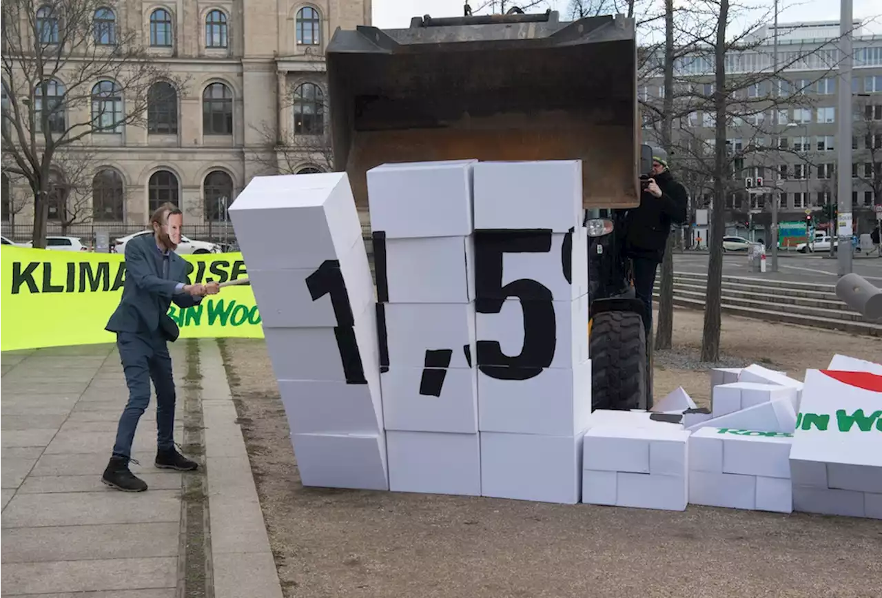 Berlin: Klimaaktivisten protestieren mit Bagger vor Verkehrsministerium