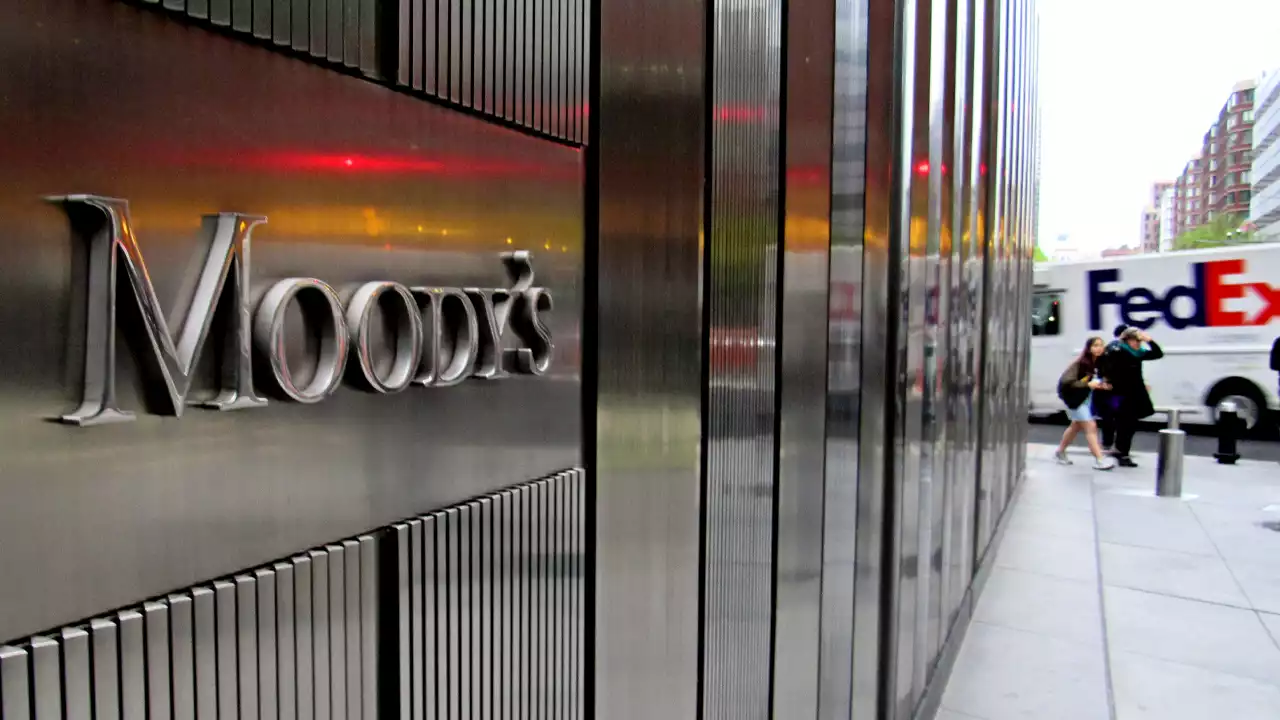 Moody's Downgrades US Banking Sector to Negative After Collapse of Three Major Banks – Bitcoin News