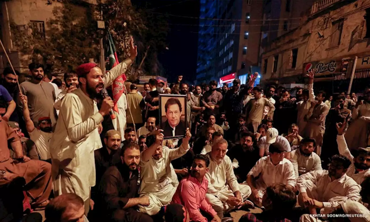 Clashes in Pakistan as police try to arrest former Prime Minister Imran Khan