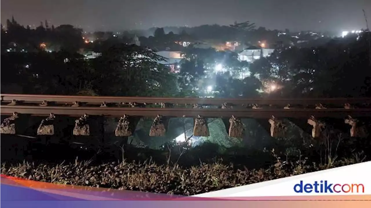 Rel Kereta Api 'Menggantung' Akibat Longsor di Empang Bogor