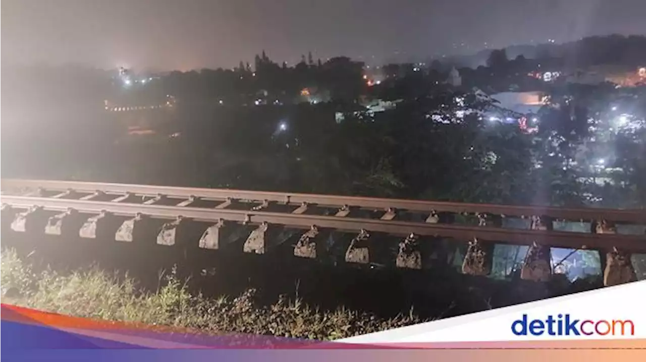 Rel Menggantung Imbas Longsor Bogor, Perjalanan Kereta ke Sukabumi Dibatalkan