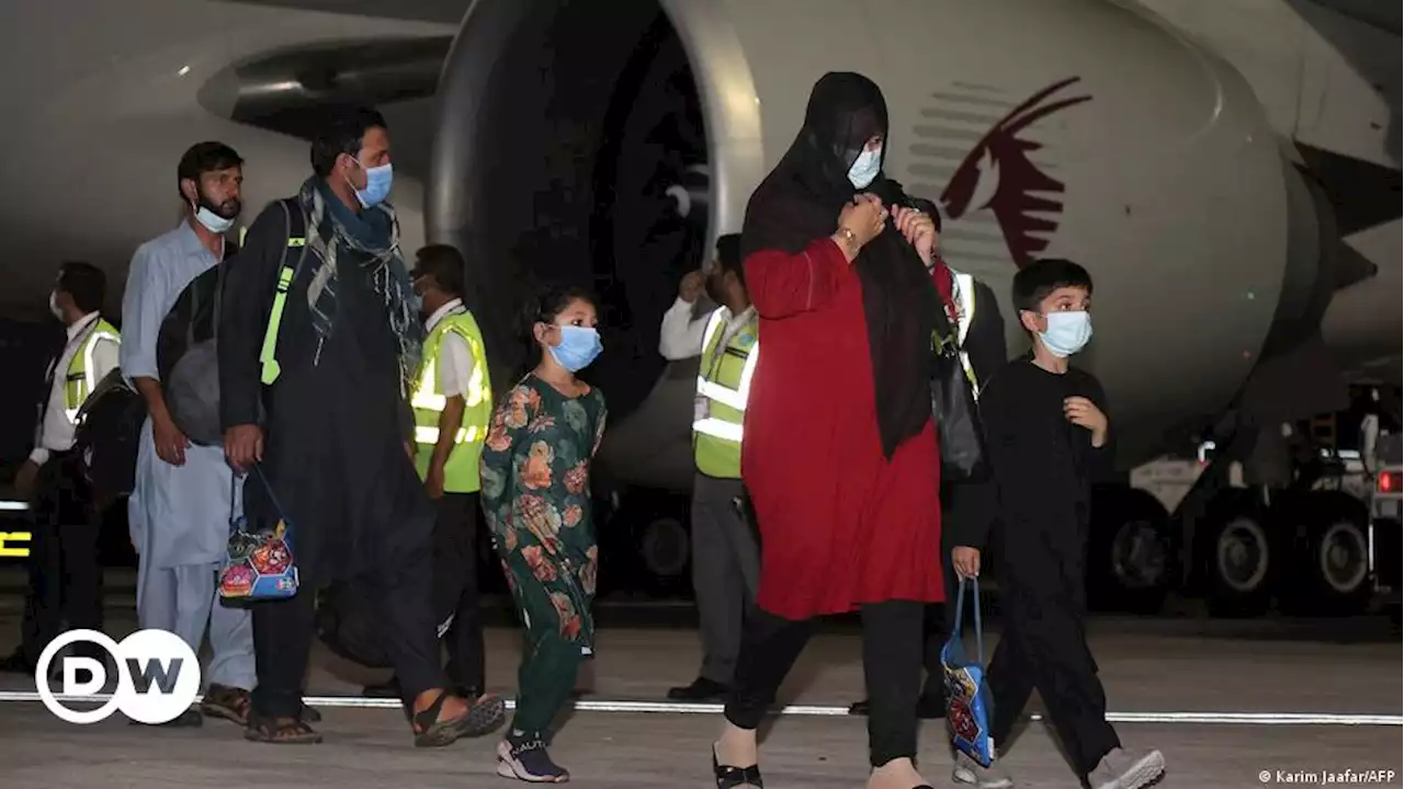 انتقاد از امارات بابت 'بازداشت خودسرانه' ۲۷۰۰ پناهجوی افغان – DW – ۱۴۰۱/۱۲/۲۴