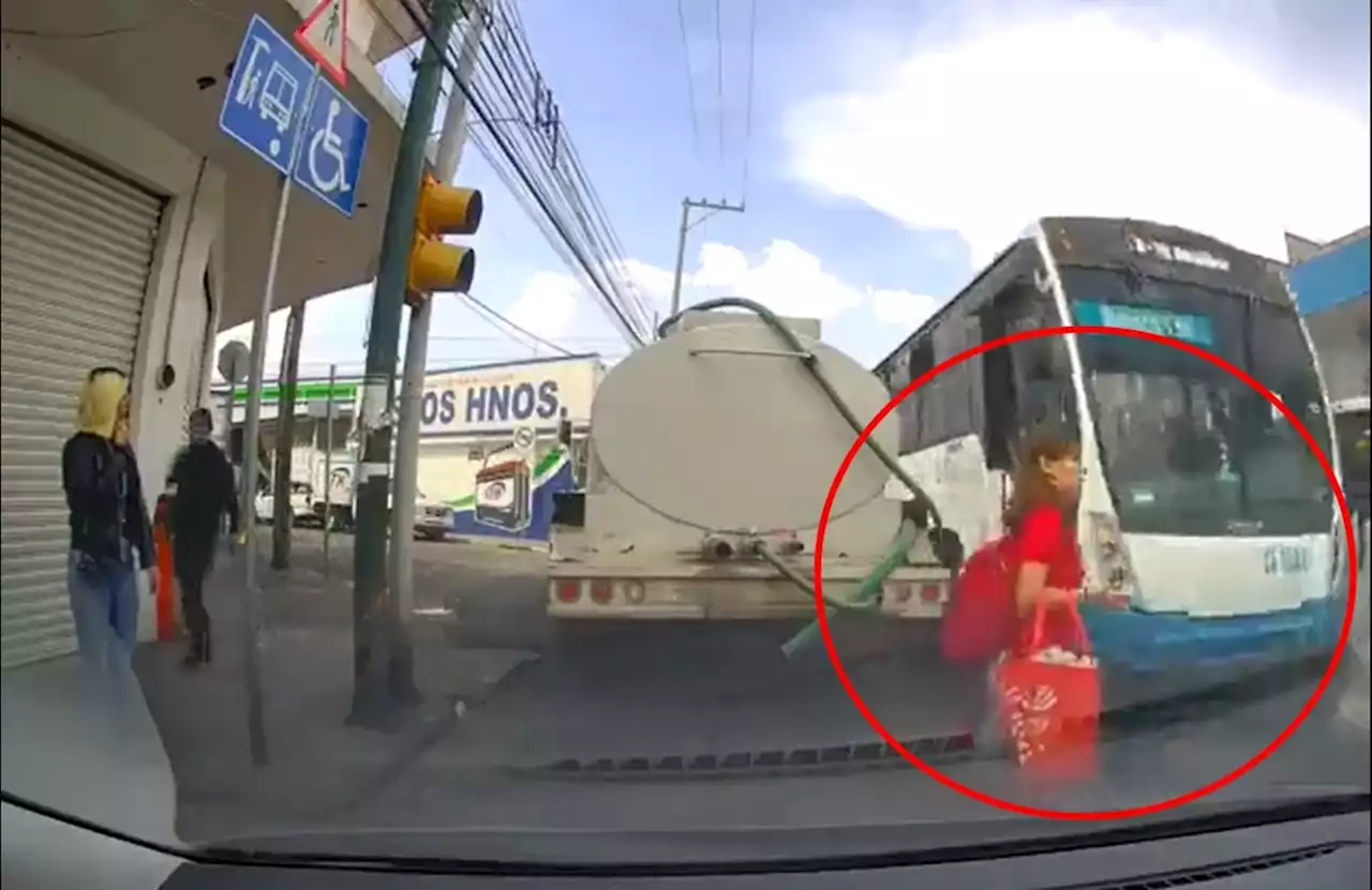 Mujer se estrella contra camión en movimiento al intentar cruzar la calle en Guanajuato VIDEO