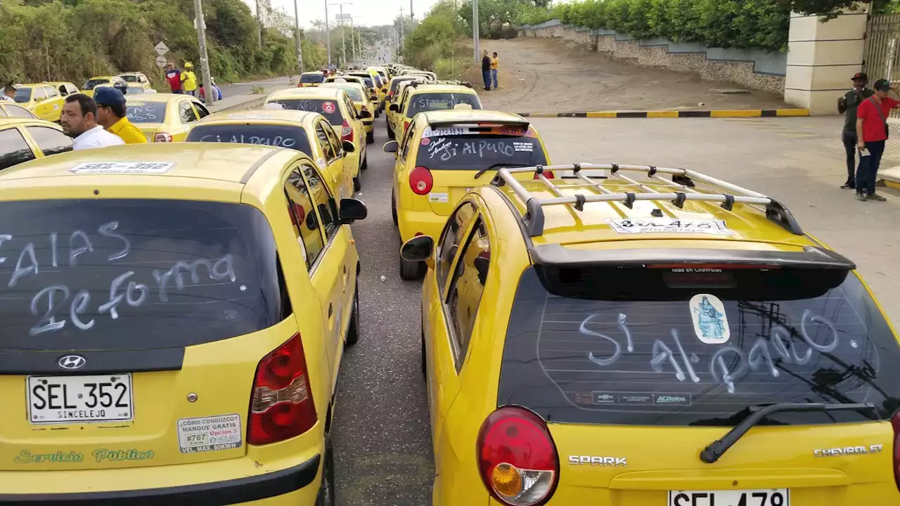 Taxistas bloquean la Troncal de Occidente en Sincelejo