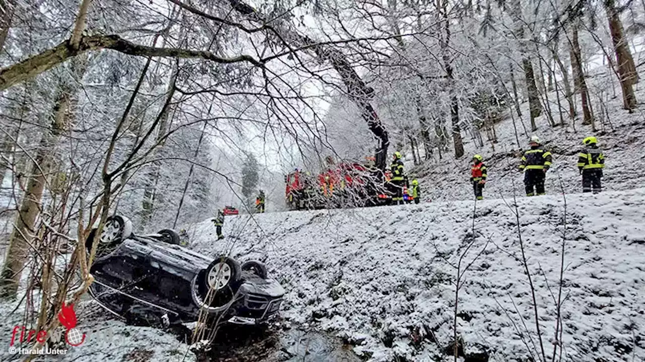 Oö: Pkw von der B 130 abgekommen und am Dach liegend in Bach zum Stillstand gekommen