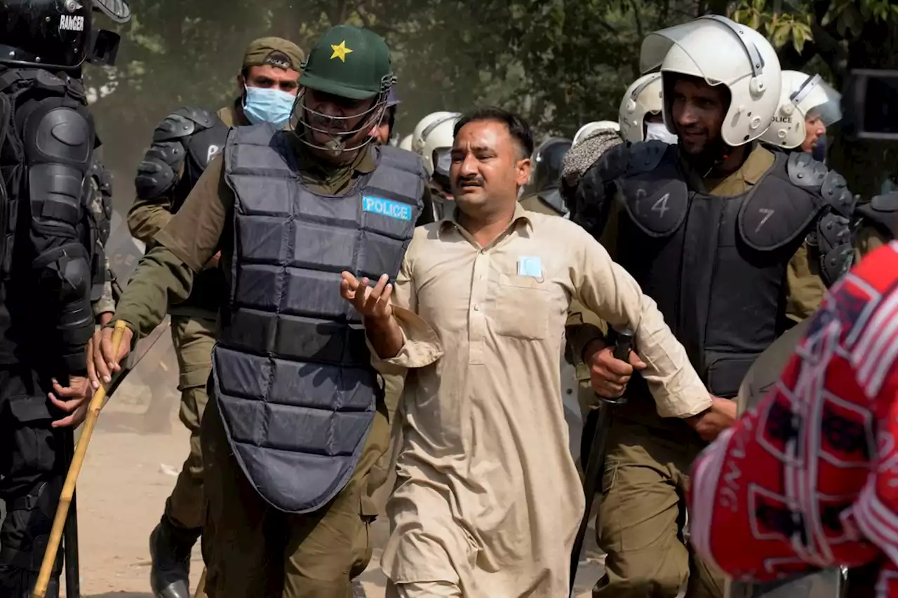 Clashes break out in Pakistan for second day as police try to arrest former PM Imran Khan