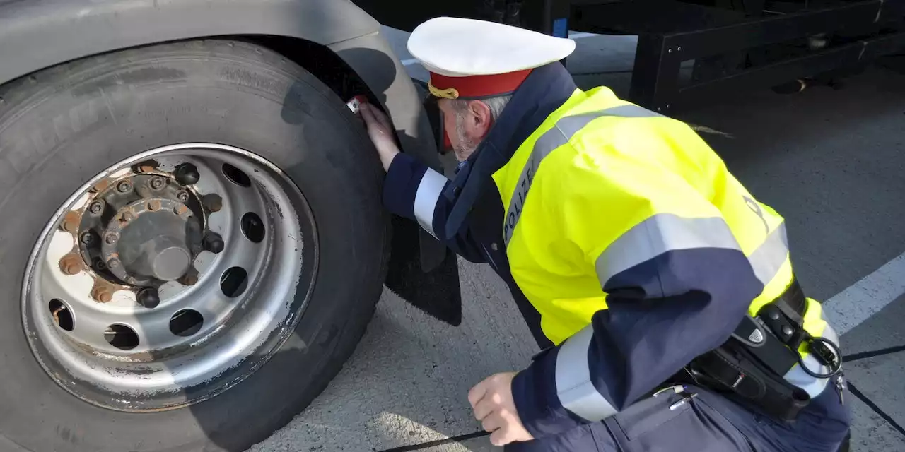 Lkw gestoppt! Dreijährige saß in Fahrerkabine auf Boden