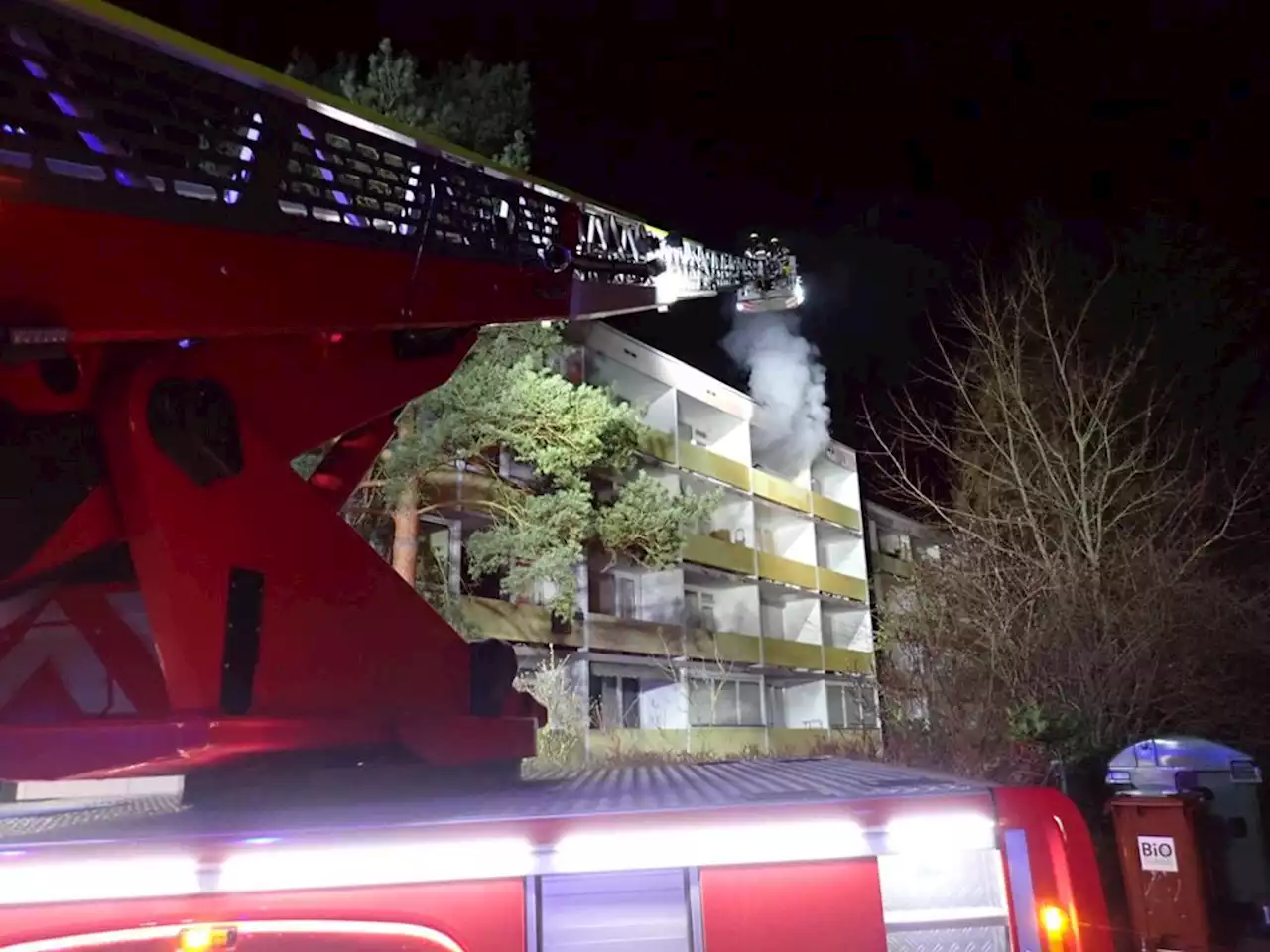 Einsatz um Mitternacht: Drei Verletzte bei Zimmerbrand in Regensburg - idowa