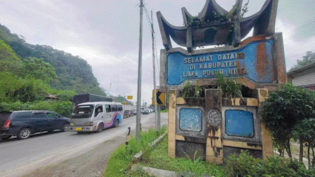 Gapura Limapuluh Kota Bersemak dan Tidak Terawat