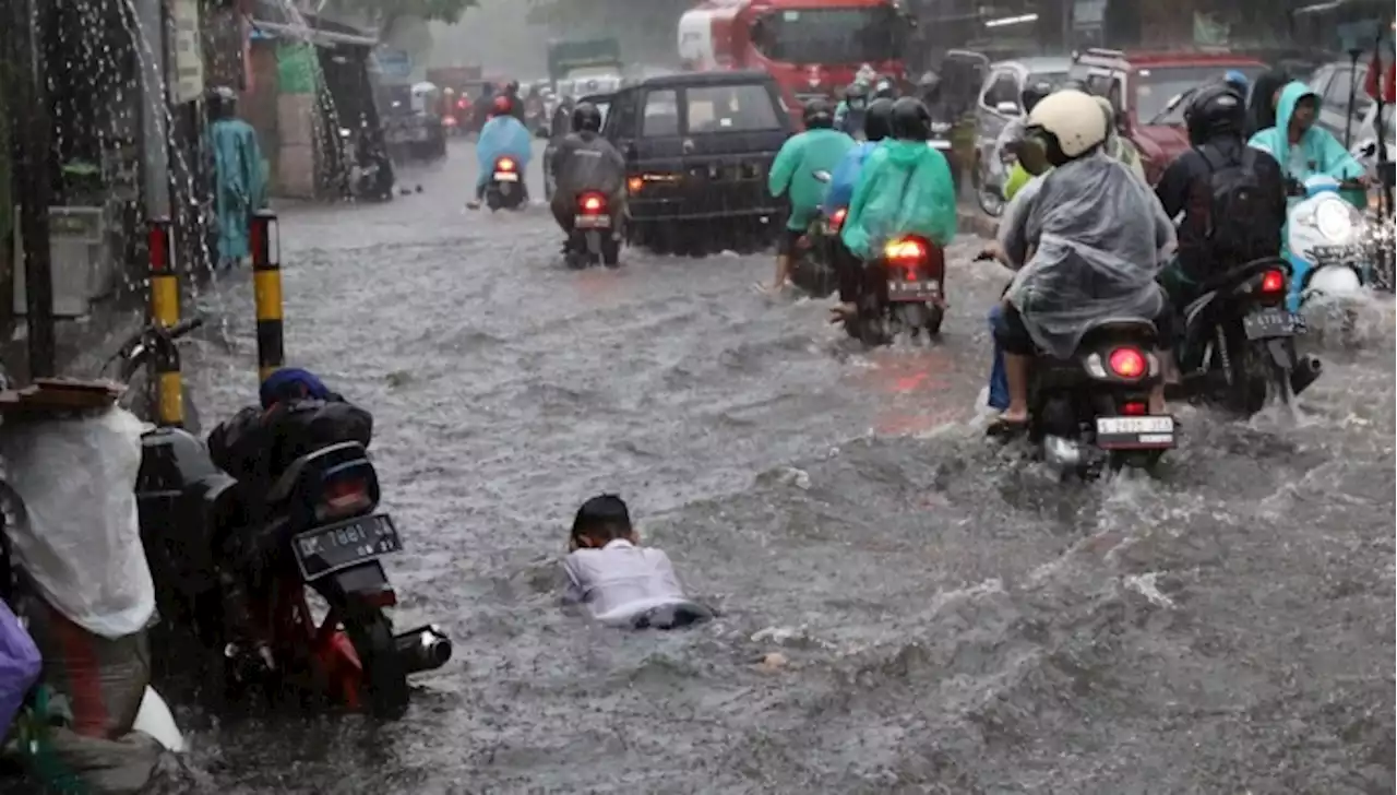 Hujan Turun selama Tiga Jam, Jalan Martadinata Berubah Jadi Kolam