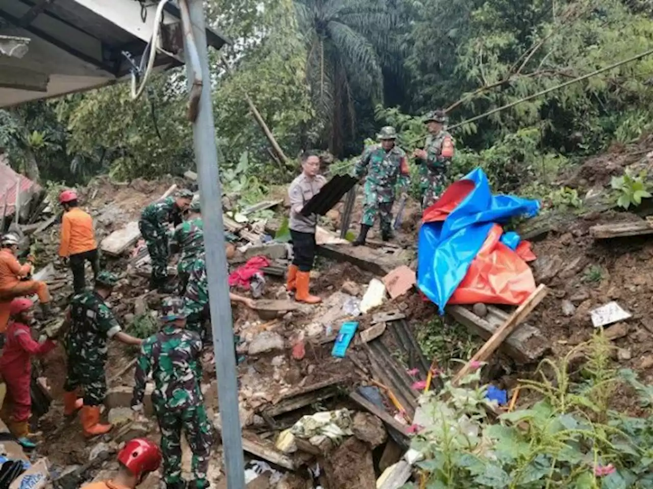 Jalur Rel Longsor, Perjalanan KA Pangrango Bogor-Sukabumi Dibatalkan