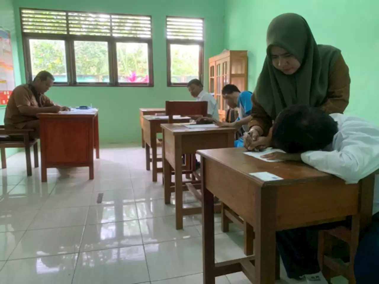 Potret Ujian Siswa di Sekolah Luar Biasa: Coret Kertas Putih, Anak-anak Hebat