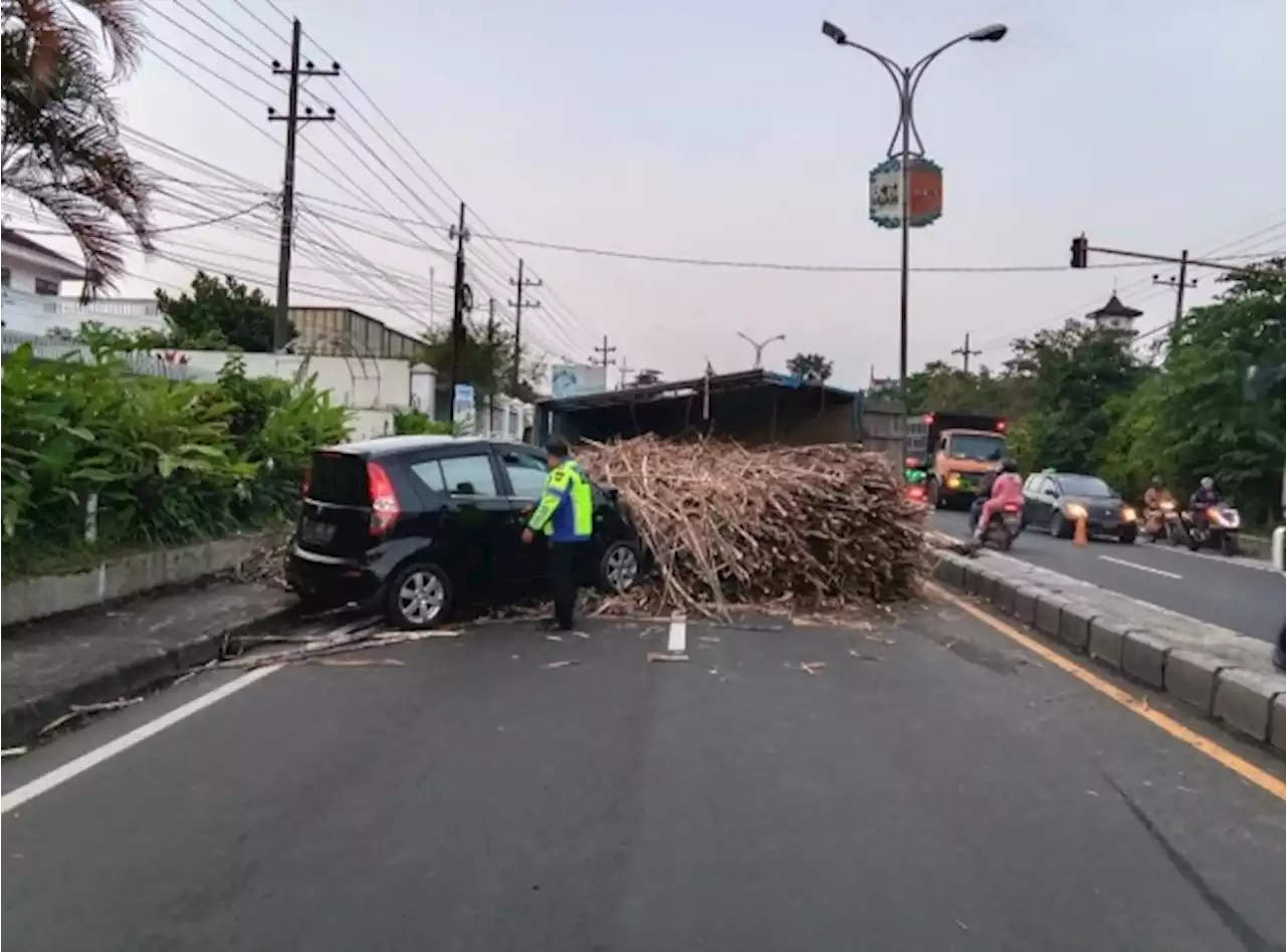 Truk Tebu Alami Celaka di Lawang, Muatan Tumpah ke Jalan