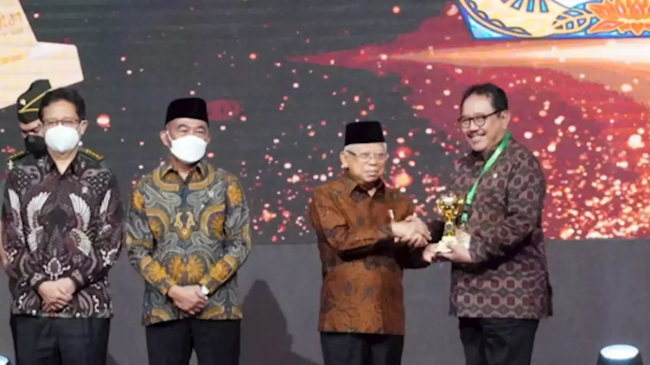 Wagub Bali Cok Ace Terima Penghargaan UHC Program JKN