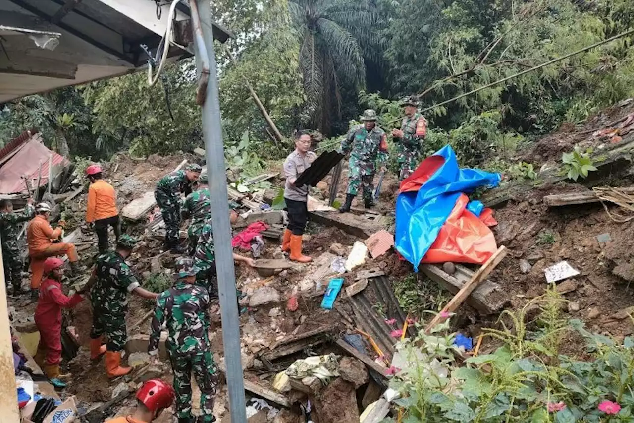 2 Warga Meninggal Dunia Akibat Longsor TPT Rel Kereta Api di Empang Bogor