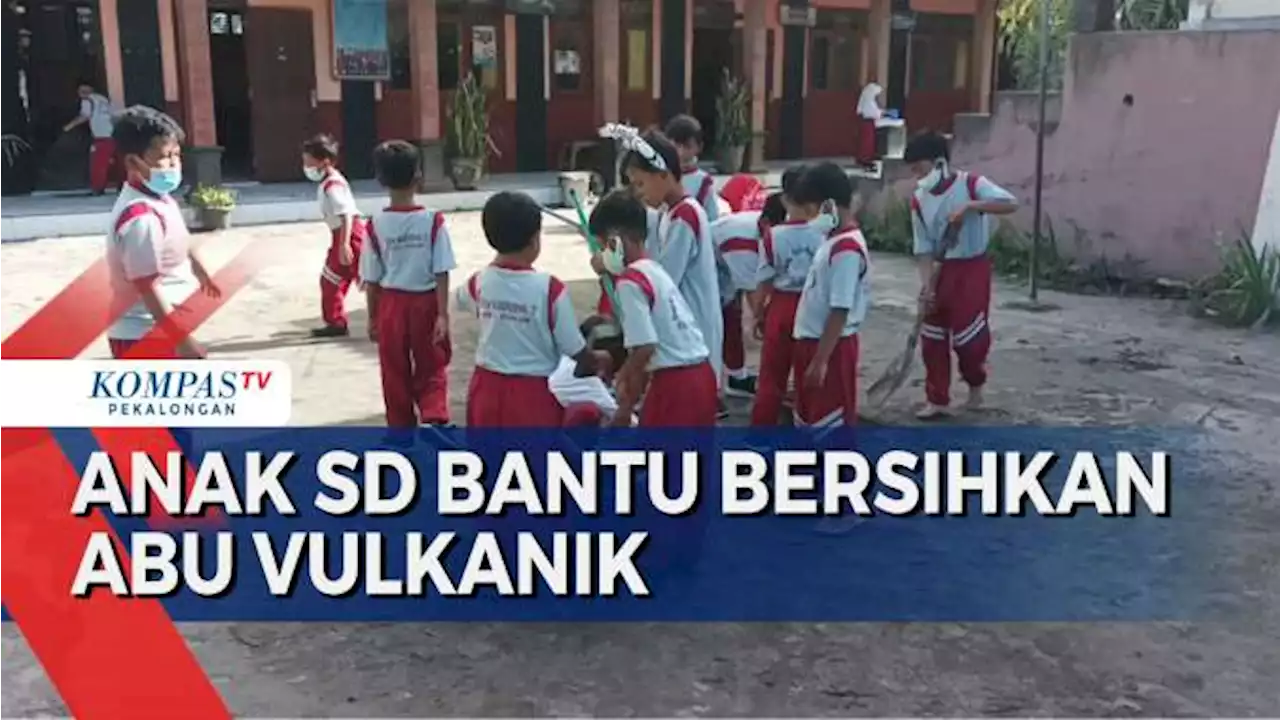 Anak-Anak SD N 2 Krinjing Bersemangat Bersihkan Material Abu Vulkanik