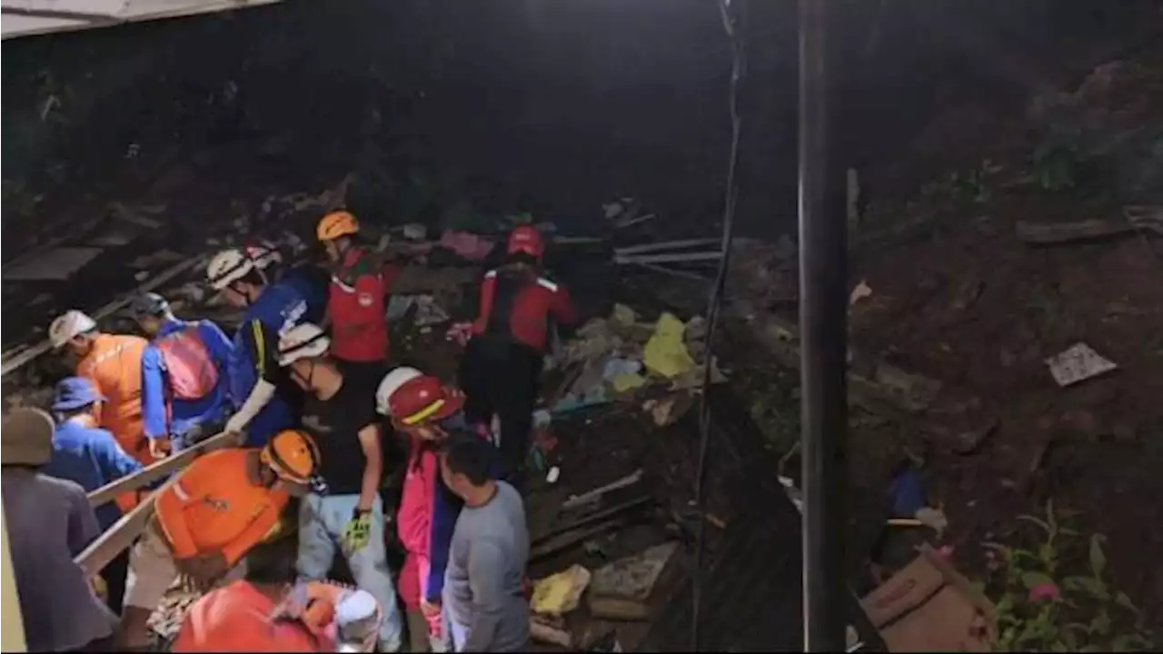 Lima Rumah Tertimpa Longsor Tebingan Rel Kereta di Bogor, 2 Orang Tewas