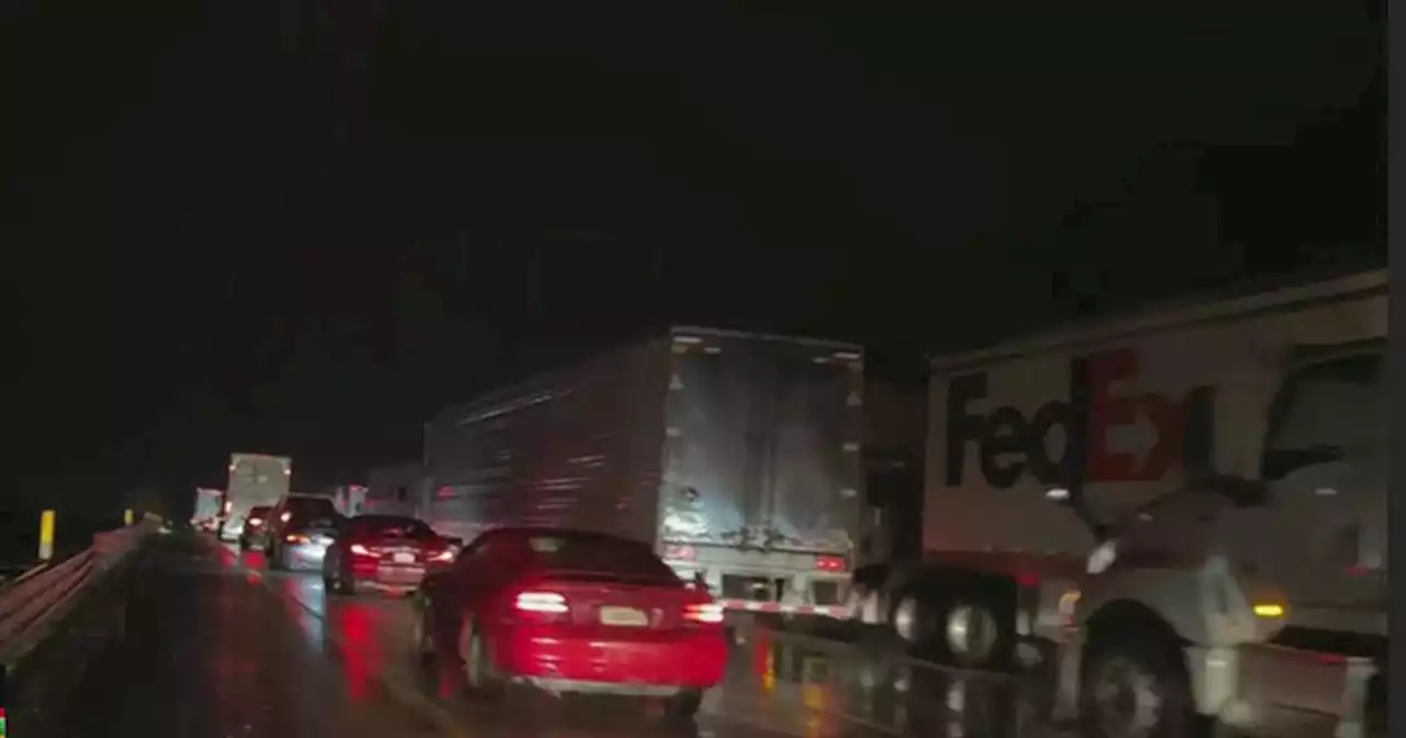 Giant pothole shuts down lanes on 880 in Oakland