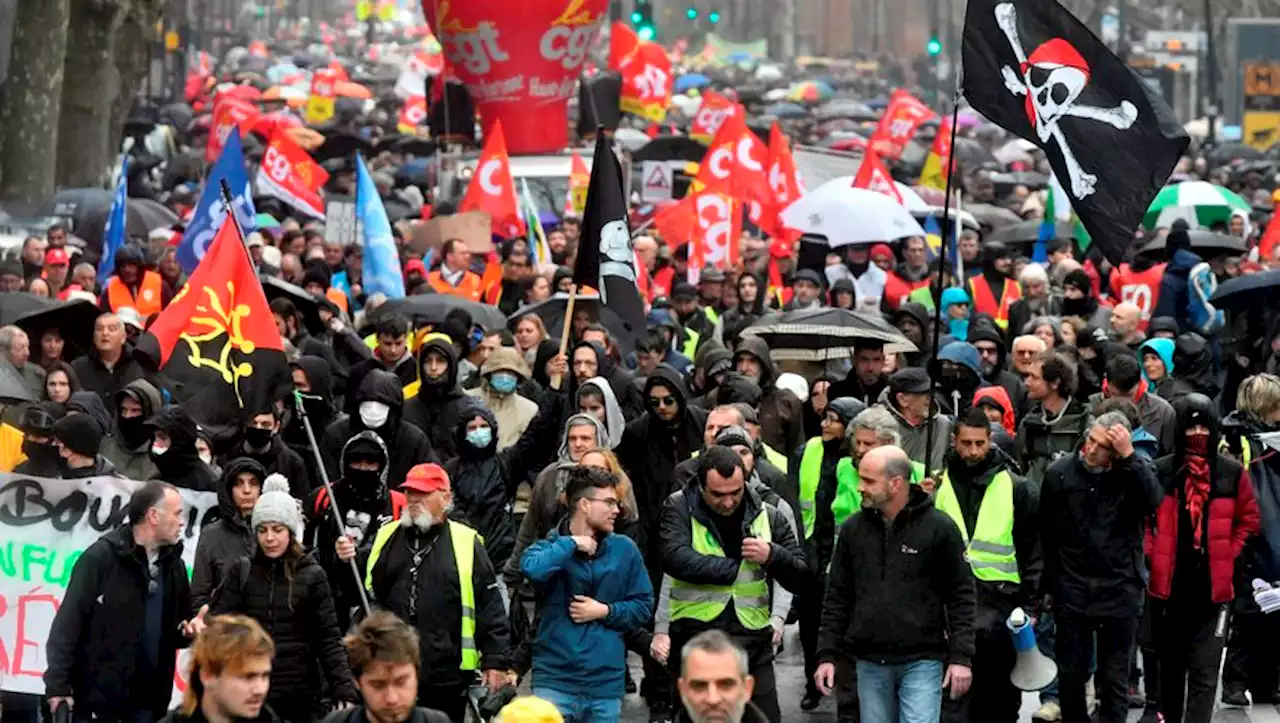 Réforme des retraites : à Toulouse, les syndicats chahutés par des Black blocs