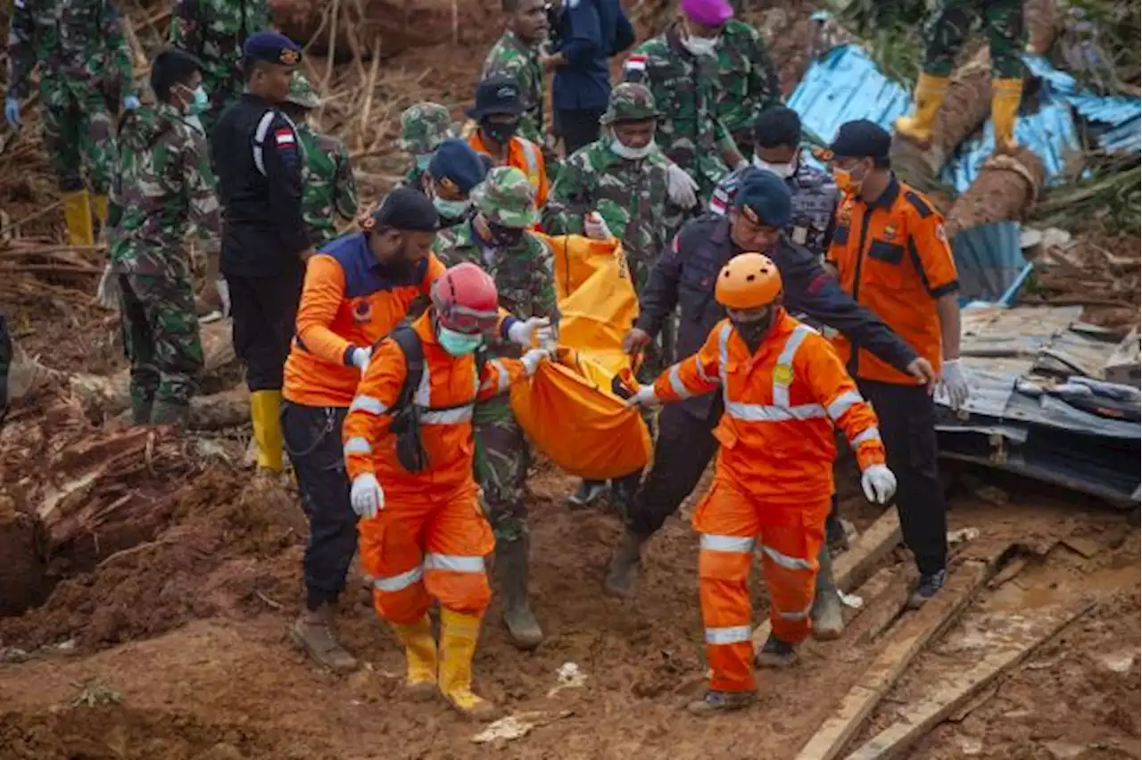 Pencarian Korban Longsor Natuna Masih Berlanjut