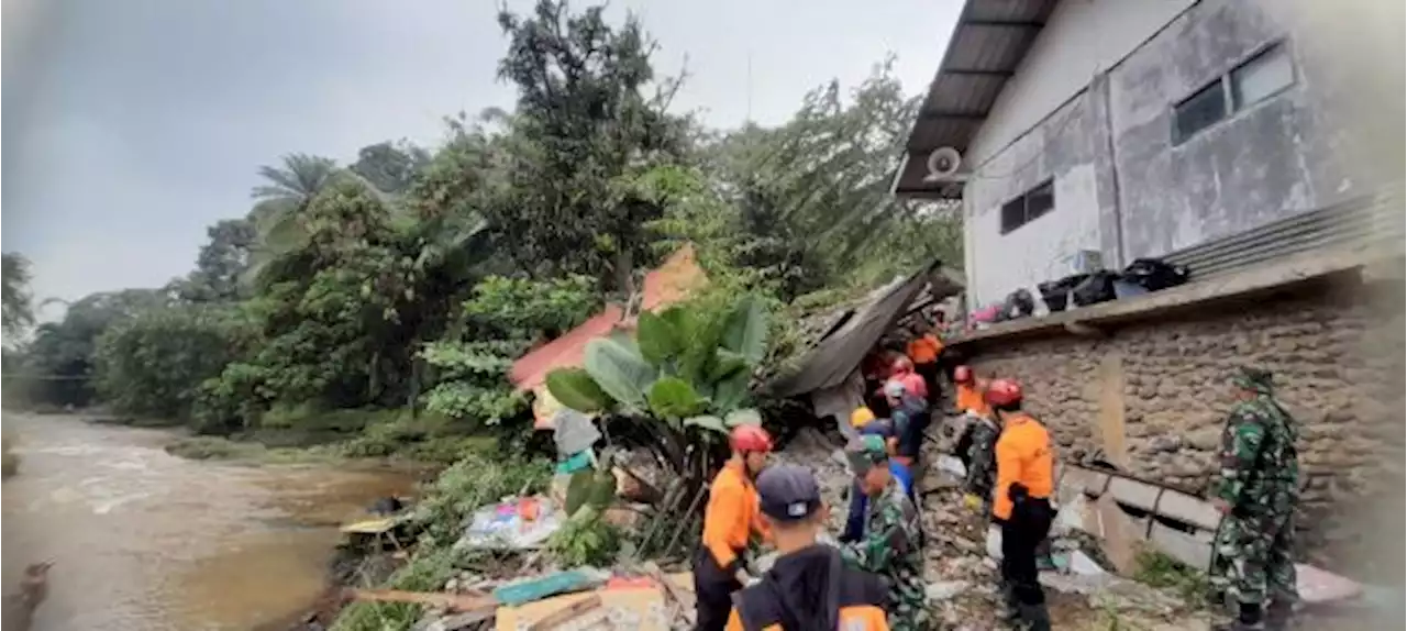 Tim Gabungan Terus Cari 4 Korban Longsor Tebing Rel di Bogor