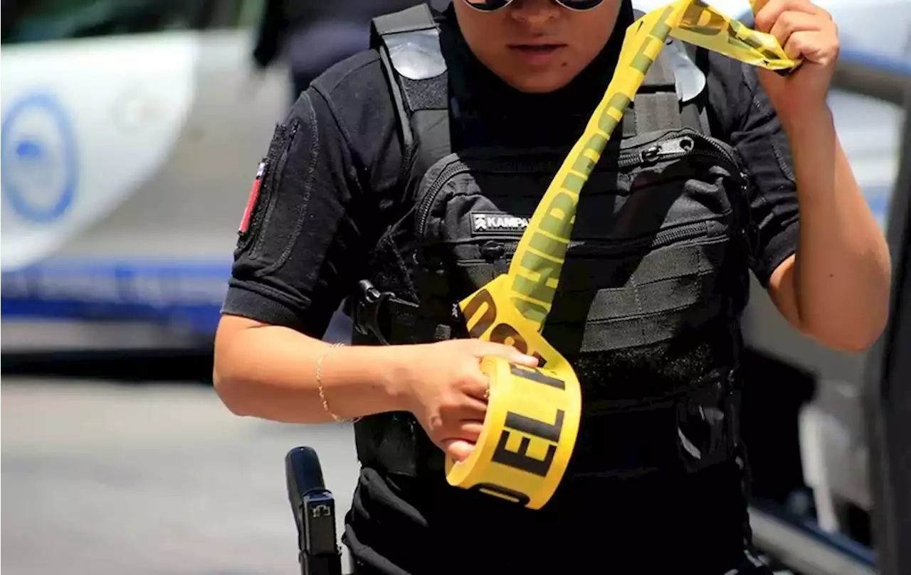 Captan a presuntos policías de Veracruz tomando cerveza en comandancia