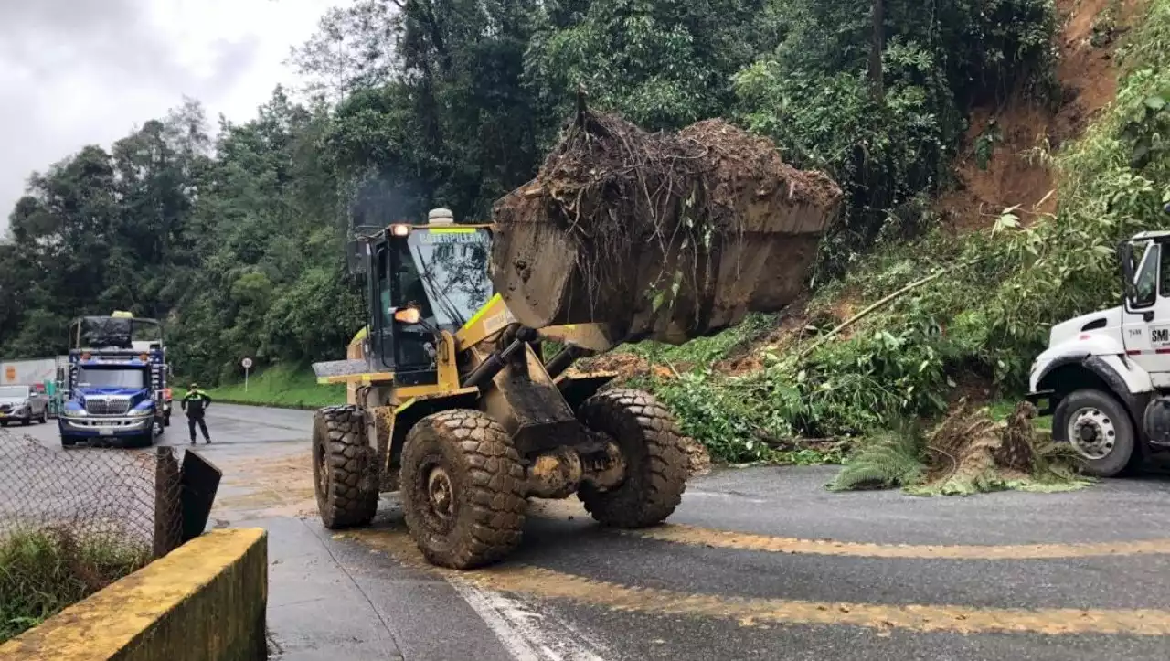 [FOTOS] ¡Transite con precaución! Reportan desprendimiento de capa vegetal en vía de Manizales