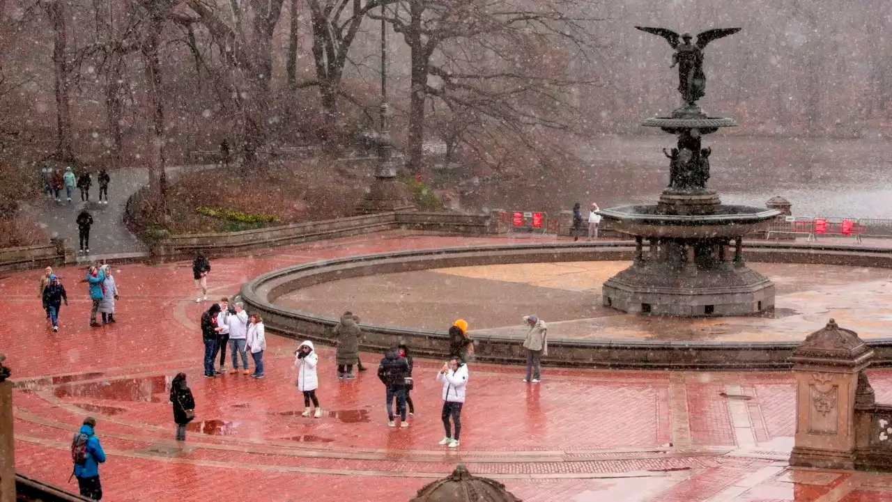 Nevadas, lluvias e inundaciones dejan apagones y vuelos cancelados en EE.UU.