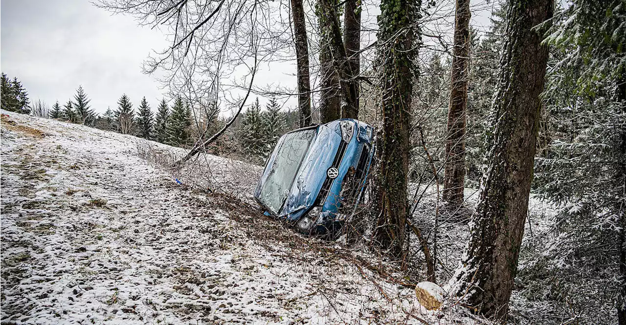 Schneematsch - Autofahrerin nach Unfall eingeklemmt