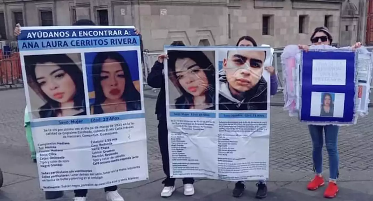 Desde afuera de Palacio Nacional, exigen búsqueda de jóvenes desaparecidos en Comonfort