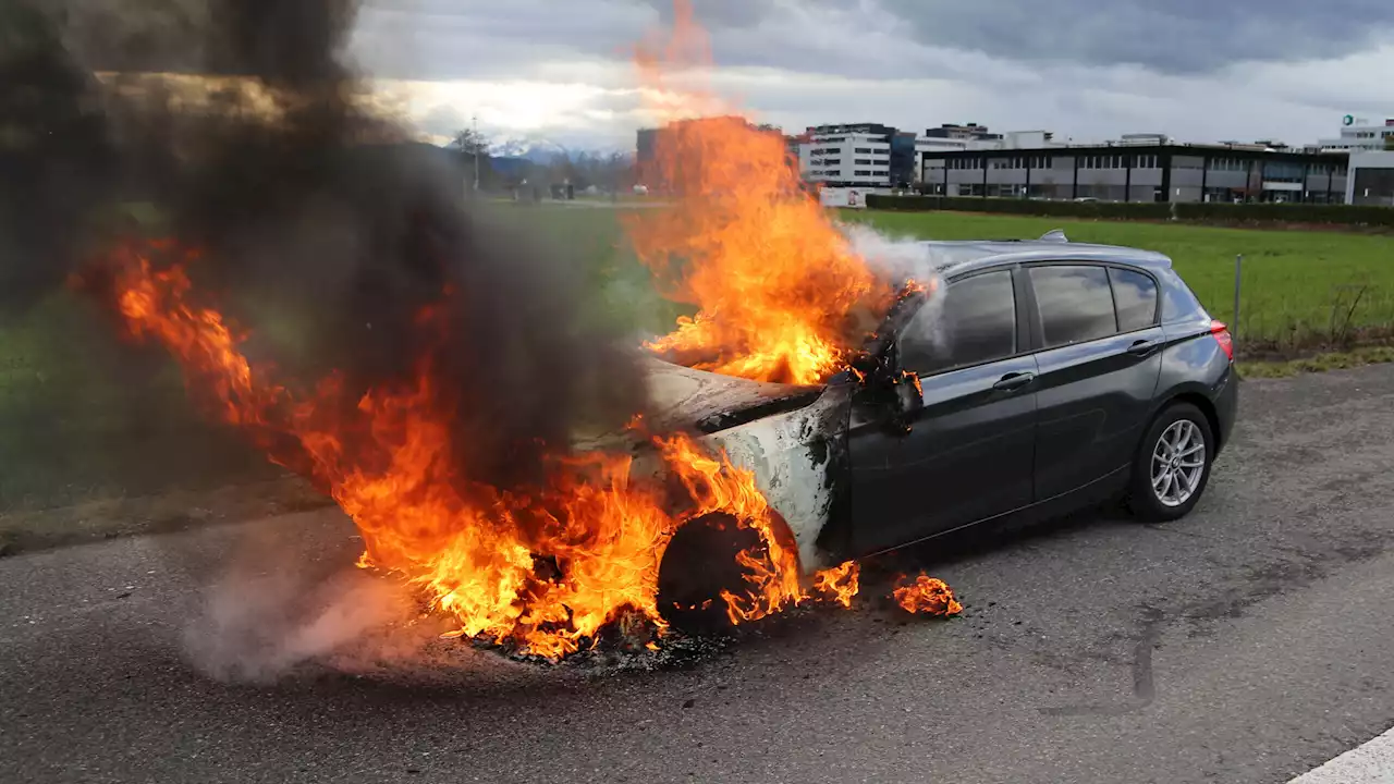 Feuer auf A14 bei Baar ZG: BMW gerät während Fahrt in Brand