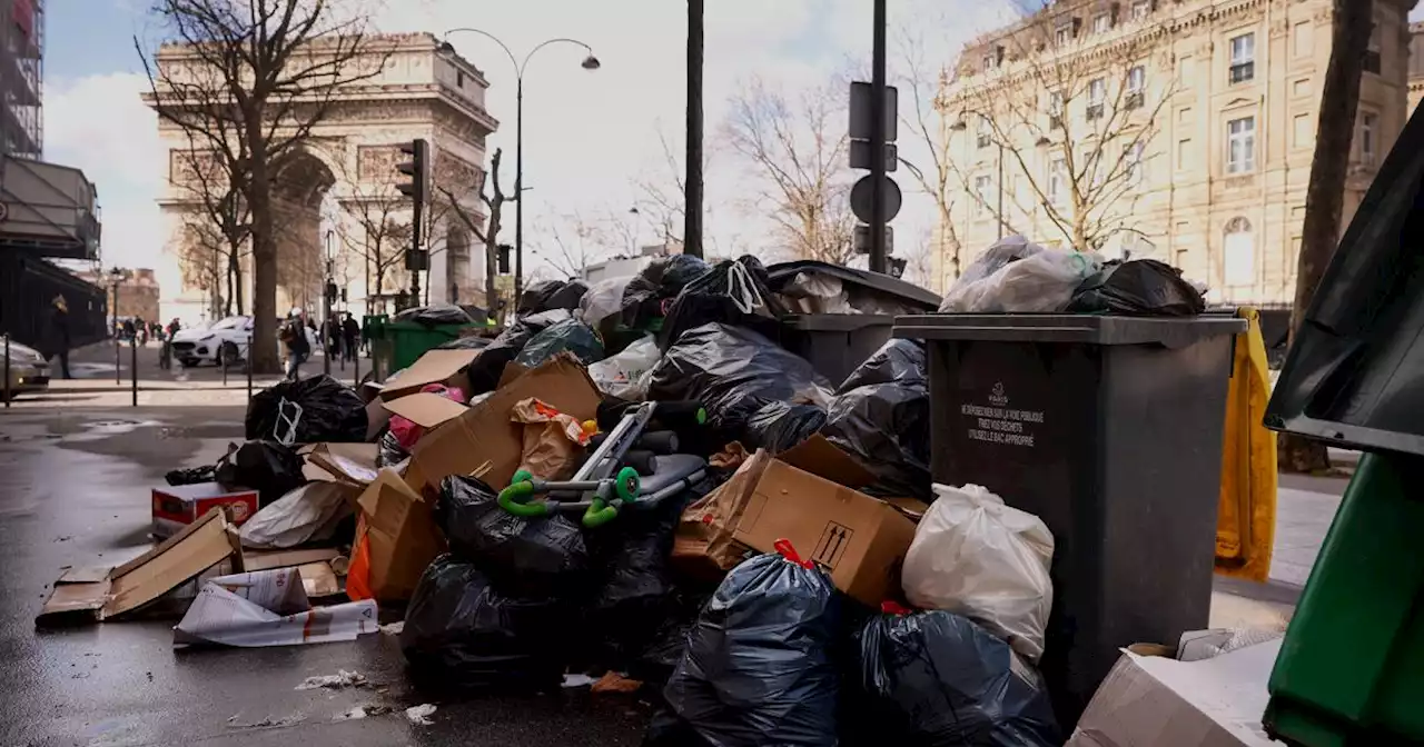 Sciopero dei netturbini, Parigi sommersa dai rifiuti. Il governo: 'Precettateli'