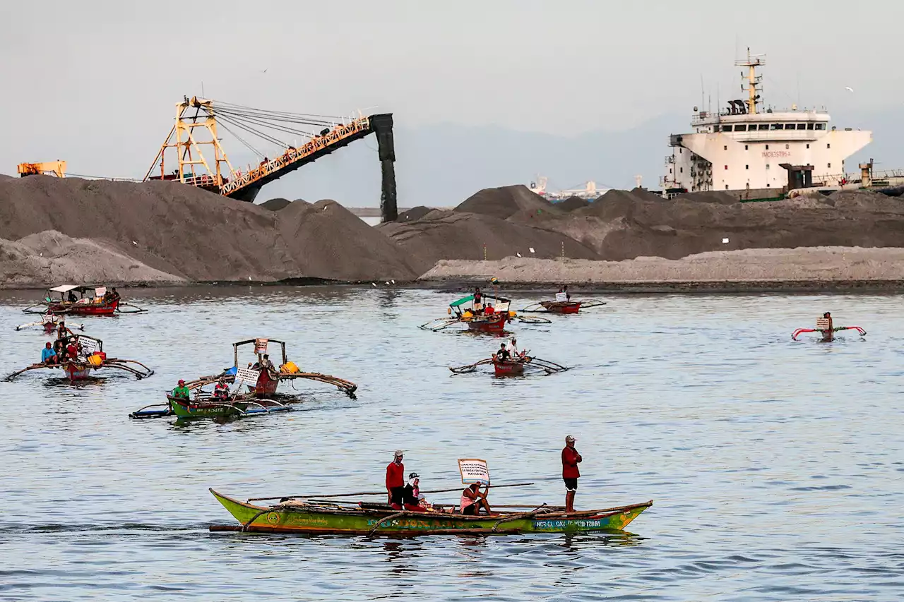 Philippines fishermen balk at land reclamation projects